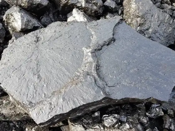 Large gilsonite lump showing glassy fracture