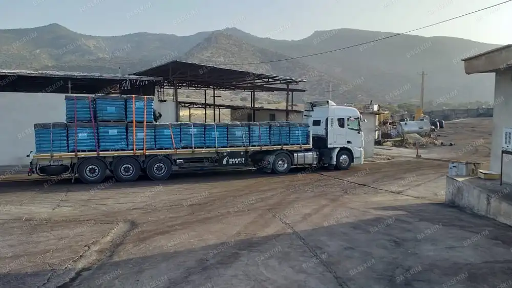 Truck loading of 25 kg gilsonite bags
